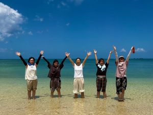 青い海の波打ち際でビーチレッスン!
