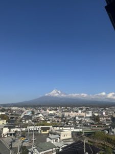 サロンから見えるパワースポット、富士山の写真です。
